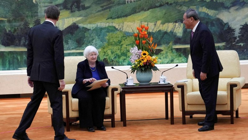 Menteri Keuangan Amerika Serikat, Janet Yellen bertemu dengan Perdana Menteri (PM) China Li Qiang di Beijing, China, Minggu (7/4/2024). (Tatan Syuflana/Pool via REUTERS)