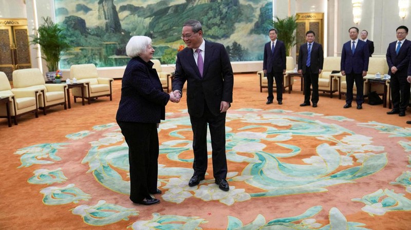 Menteri Keuangan Amerika Serikat, Janet Yellen bertemu dengan Perdana Menteri (PM) China Li Qiang di Beijing, China, Minggu (7/4/2024). (Tatan Syuflana/Pool via REUTERS)
