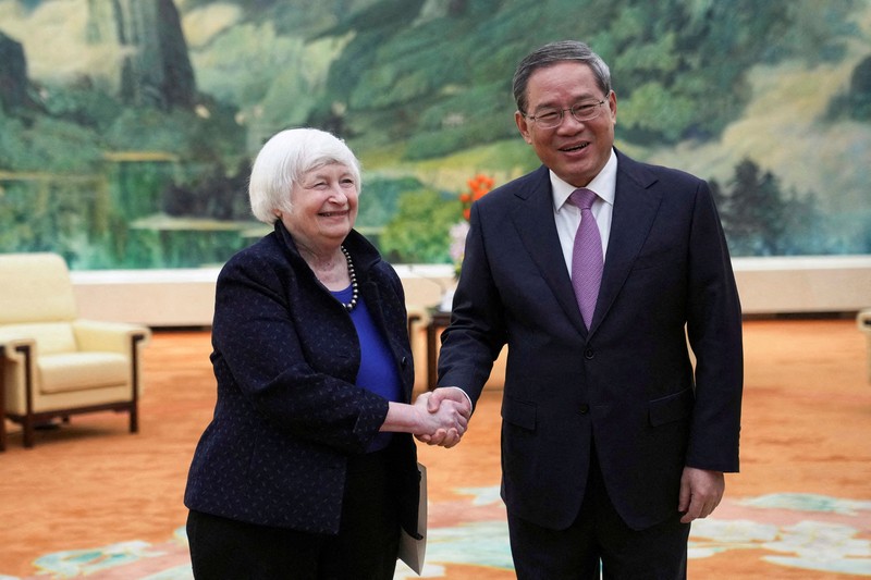 Menteri Keuangan Amerika Serikat, Janet Yellen bertemu dengan Perdana Menteri (PM) China Li Qiang di Beijing, China, Minggu (7/4/2024). (Tatan Syuflana/Pool via REUTERS)