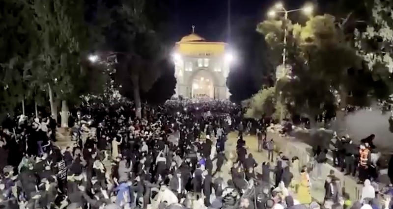 Pasukan Israel menembakkan gas air mata untuk membubarkan jamaah Palestina di kompleks Masjid Al-Aqsa di Yerusalem Timur. (REUTERS) Pasukan Israel menembakkan gas air mata untuk membubarkan jamaah Palestina di kompleks Masjid Al-Aqsa di Yerusalem Timur. (REUTERS)