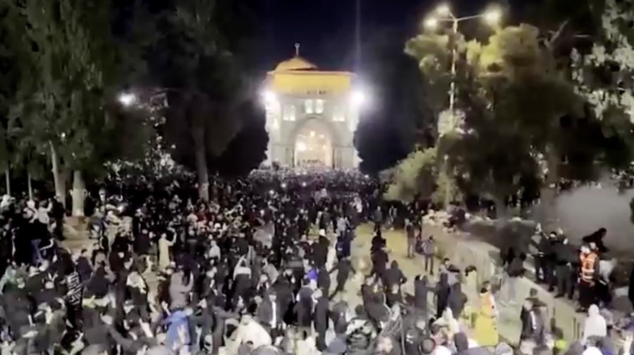 Pasukan Israel menembakkan gas air mata untuk membubarkan jamaah Palestina di kompleks Masjid Al-Aqsa di Yerusalem Timur. (REUTERS)