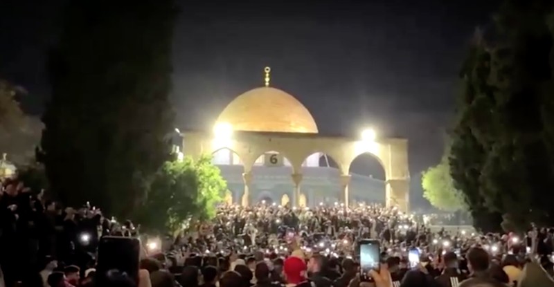 Pasukan Israel menembakkan gas air mata untuk membubarkan jamaah Palestina di kompleks Masjid Al-Aqsa di Yerusalem Timur. (REUTERS) Pasukan Israel menembakkan gas air mata untuk membubarkan jamaah Palestina di kompleks Masjid Al-Aqsa di Yerusalem Timur. (REUTERS)