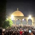 Pasukan Israel menembakkan gas air mata untuk membubarkan jamaah Palestina di kompleks Masjid Al-Aqsa di Yerusalem Timur. (REUTERS)