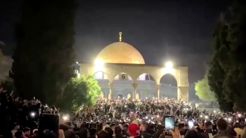 Pasukan Israel menembakkan gas air mata untuk membubarkan jamaah Palestina di kompleks Masjid Al-Aqsa di Yerusalem Timur. (REUTERS)
