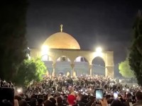 Pasukan Israel menembakkan gas air mata untuk membubarkan jamaah Palestina di kompleks Masjid Al-Aqsa di Yerusalem Timur. (REUTERS)