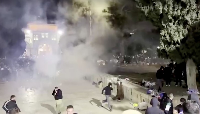 Pasukan Israel menembakkan gas air mata untuk membubarkan jamaah Palestina di kompleks Masjid Al-Aqsa di Yerusalem Timur. (REUTERS) Pasukan Israel menembakkan gas air mata untuk membubarkan jamaah Palestina di kompleks Masjid Al-Aqsa di Yerusalem Timur. (REUTERS)