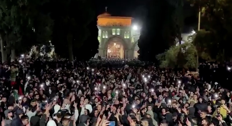 Pasukan Israel menembakkan gas air mata untuk membubarkan jamaah Palestina di kompleks Masjid Al-Aqsa di Yerusalem Timur. (REUTERS) Pasukan Israel menembakkan gas air mata untuk membubarkan jamaah Palestina di kompleks Masjid Al-Aqsa di Yerusalem Timur. (REUTERS)