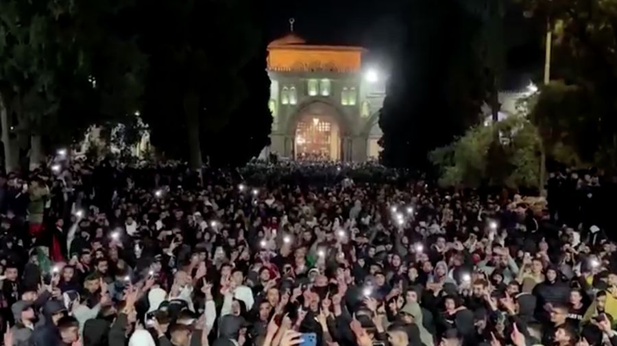 Pasukan Israel menembakkan gas air mata untuk membubarkan jamaah Palestina di kompleks Masjid Al-Aqsa di Yerusalem Timur. (REUTERS)