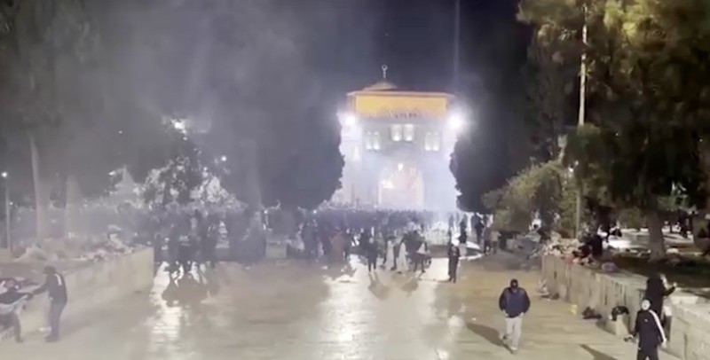 Pasukan Israel menembakkan gas air mata untuk membubarkan jamaah Palestina di kompleks Masjid Al-Aqsa di Yerusalem Timur. (REUTERS) Pasukan Israel menembakkan gas air mata untuk membubarkan jamaah Palestina di kompleks Masjid Al-Aqsa di Yerusalem Timur. (REUTERS)