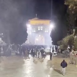 Detik-Detik Israel Tembak Gas Air Mata di Al Aqsa, Jamaah Berhamburan