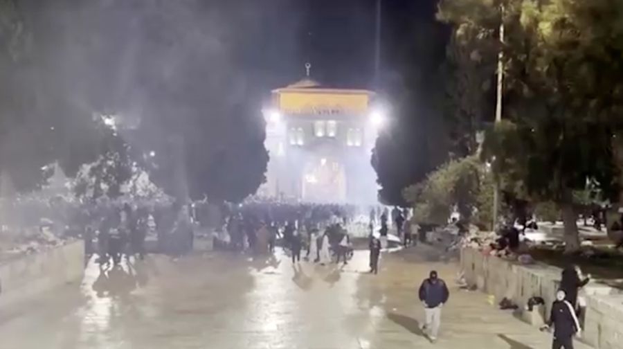 Pasukan Israel menembakkan gas air mata untuk membubarkan jamaah Palestina di kompleks Masjid Al-Aqsa di Yerusalem Timur. (REUTERS)