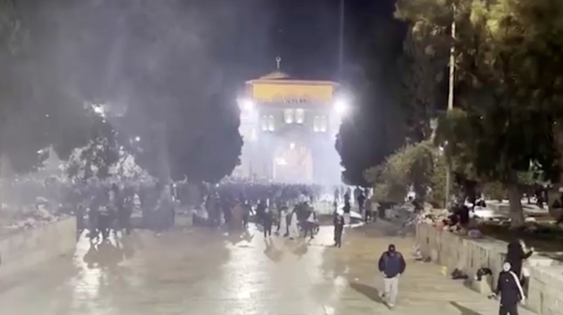 Pasukan Israel menembakkan gas air mata untuk membubarkan jamaah Palestina di kompleks Masjid Al-Aqsa di Yerusalem Timur. (REUTERS)