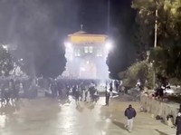 Detik-Detik Israel Tembak Gas Air Mata di Al Aqsa, Jamaah Berhamburan