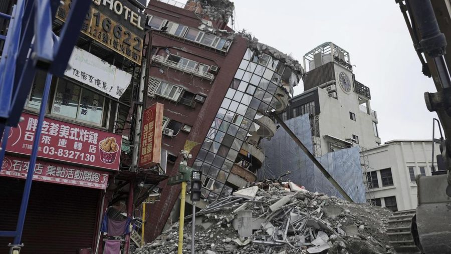 Pekerja menghancurkan bangunan yang rusak akibat gempa bumi xdi Hualien, Taiwan, Sabtu (6/4/2024). (Suo Takekuma/Kyodo News via AP)