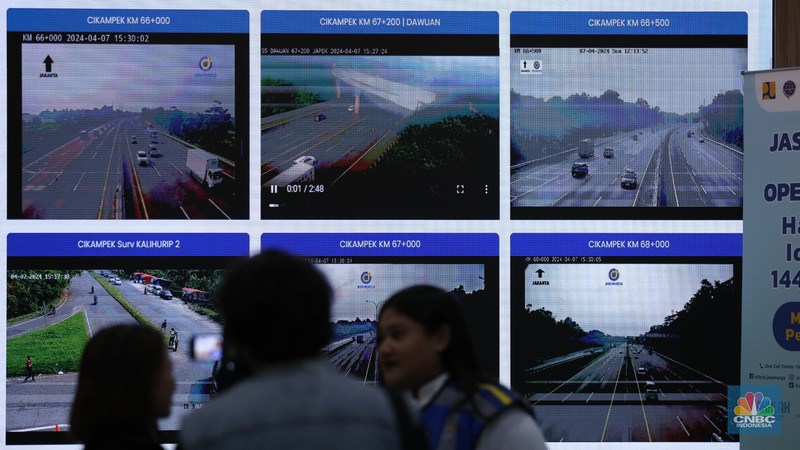 Foto udara menjukkan lalu lintas di Gerbang Tol (GT) Cikampek Utama (Cikatama), Jawa Barat terpantau ramai lancar, Minggu siang (7/4/2024). (CNBC Indonesia/Tri Susilo)