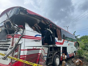 Bus Borlindo Rute Makassar-Palu Kecelakaan Maut di Sulbar Muat 30 Pemudik