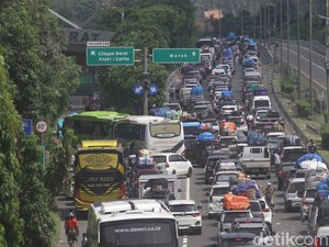 Penampakan Macet Panjang di Km 94 Tol Tangerang-Merak Hari Ini