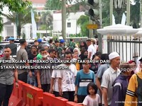 Video: Presiden Jokowi Bagi-Bagi Sembako di Bogor