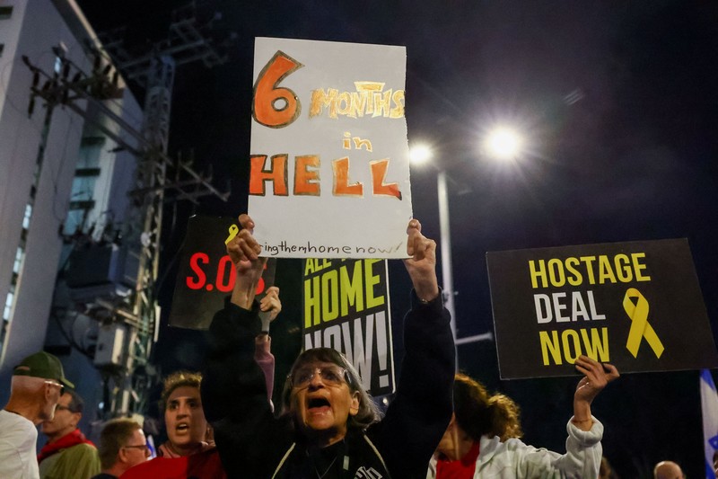 Ribuan orang melakukan unjuk rasa di Tel Aviv, Israel, Sabtu (6/4/2024).(REUTERS/Hannah McKay)