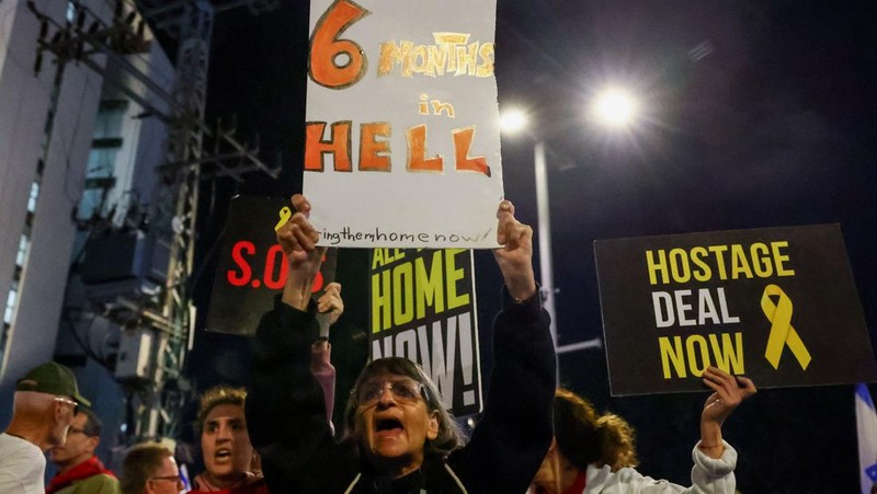 Ribuan orang melakukan unjuk rasa di Tel Aviv, Israel, Sabtu (6/4/2024).(REUTERS/Hannah McKay)