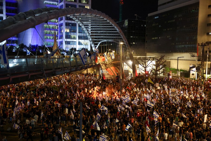 Ribuan orang melakukan unjuk rasa di Tel Aviv, Israel, Sabtu (6/4/2024).(REUTERS/Hannah McKay)