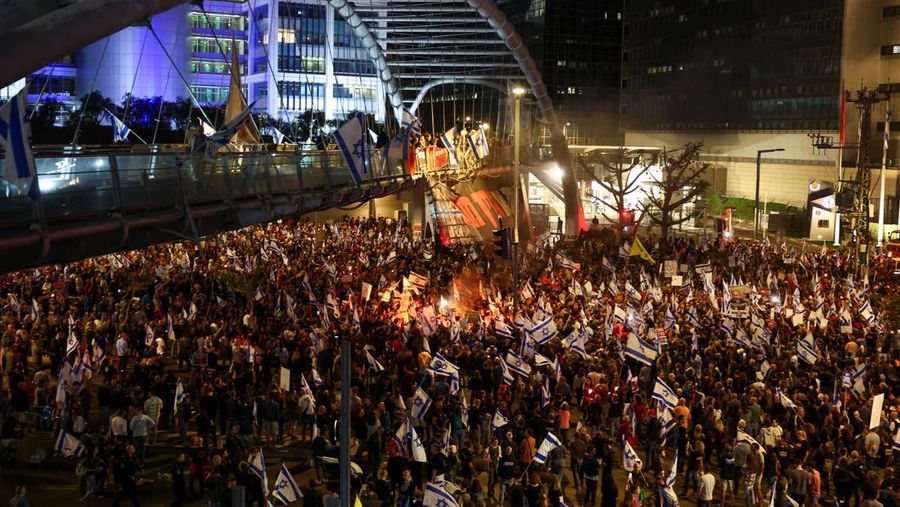 Ribuan orang melakukan unjuk rasa di Tel Aviv, Israel, Sabtu (6/4/2024).(REUTERS/Hannah McKay)