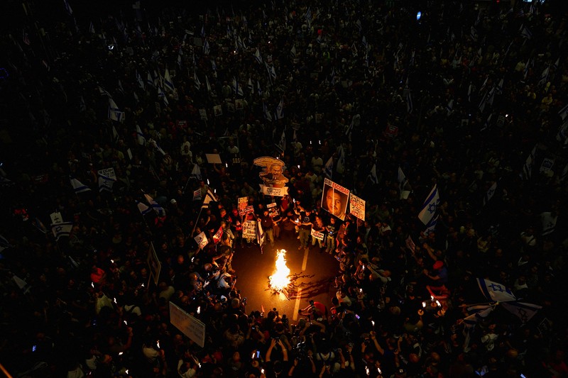 Ribuan orang melakukan unjuk rasa di Tel Aviv, Israel, Sabtu (6/4/2024).(REUTERS/Hannah McKay) Ribuan orang melakukan unjuk rasa di Tel Aviv, Israel, Sabtu (6/4/2024).(REUTERS/Hannah McKay)