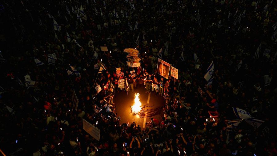 Ribuan orang melakukan unjuk rasa di Tel Aviv, Israel, Sabtu (6/4/2024).(REUTERS/Hannah McKay)