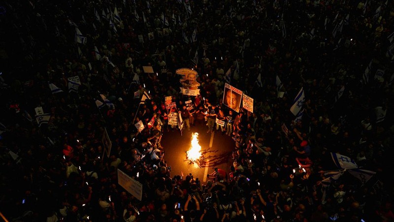Ribuan orang melakukan unjuk rasa di Tel Aviv, Israel, Sabtu (6/4/2024).(REUTERS/Hannah McKay)