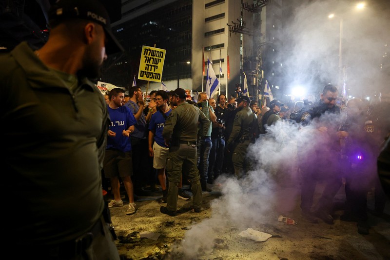 Ribuan orang melakukan unjuk rasa di Tel Aviv, Israel, Sabtu (6/4/2024).(REUTERS/Hannah McKay)