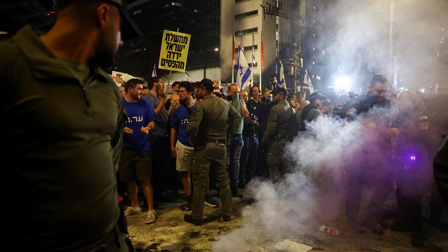 Ribuan orang melakukan unjuk rasa di Tel Aviv, Israel, Sabtu (6/4/2024).(REUTERS/Hannah McKay)