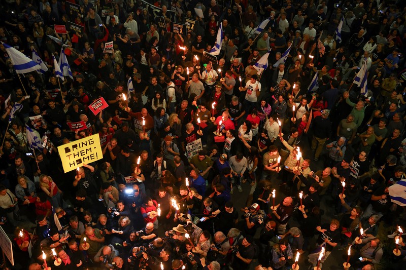 Ribuan orang melakukan unjuk rasa di Tel Aviv, Israel, Sabtu (6/4/2024).(REUTERS/Hannah McKay)