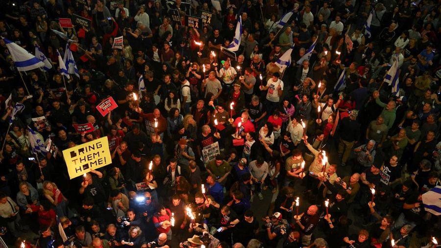 Ribuan orang melakukan unjuk rasa di Tel Aviv, Israel, Sabtu (6/4/2024).(REUTERS/Hannah McKay)