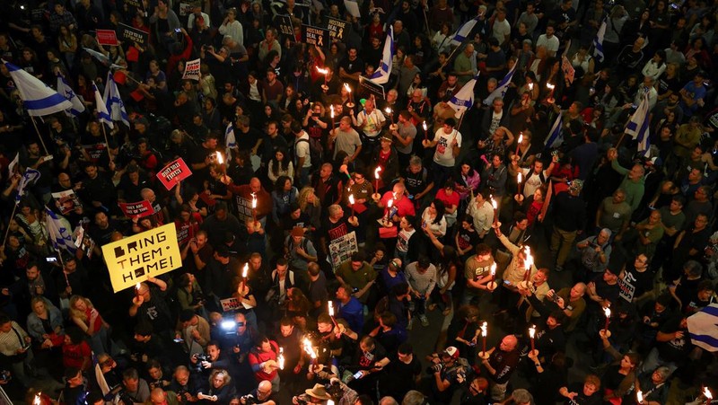 Ribuan orang melakukan unjuk rasa di Tel Aviv, Israel, Sabtu (6/4/2024).(REUTERS/Hannah McKay)