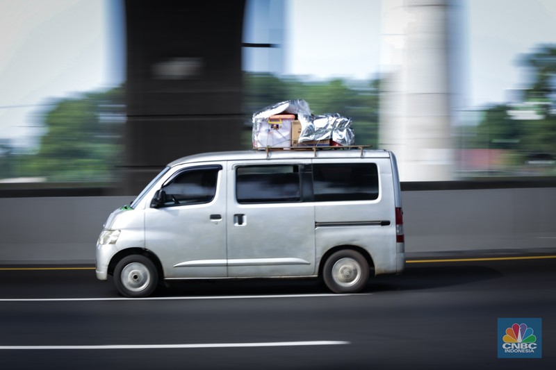 Sejumlah kendaraan pemudik  melintasi ruas Tol Jakarta-Cikampek (Japek) di KM 19, Tambun, Kabupaten Bekasi, Jawa Barat, Minggu (7/4/2024). (CNBC Indonesia/Tias Budiarto)