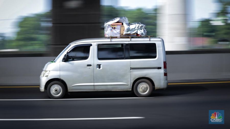 Sejumlah kendaraan pemudik  melintasi ruas Tol Jakarta-Cikampek (Japek) di KM 19, Tambun, Kabupaten Bekasi, Jawa Barat, Minggu (7/4/2024). (CNBC Indonesia/Tias Budiarto)