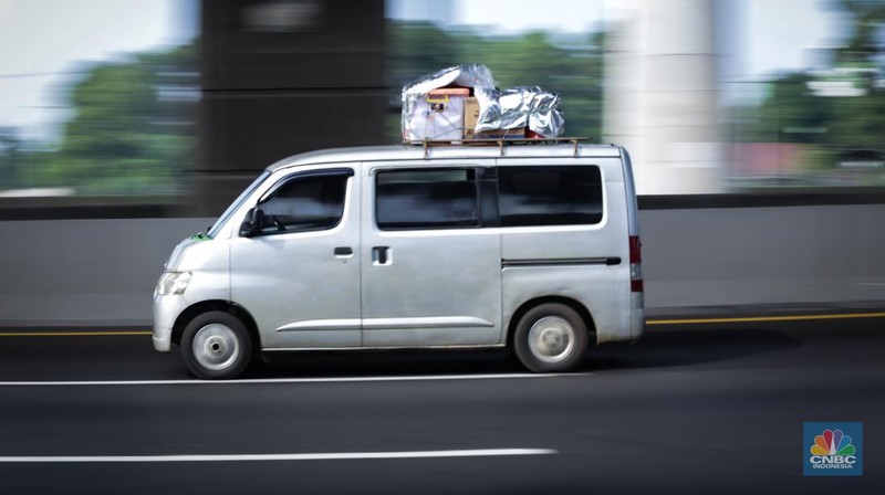 Sejumlah kendaraan pemudik  melintasi ruas Tol Jakarta-Cikampek (Japek) di KM 19, Tambun, Kabupaten Bekasi, Jawa Barat, Minggu (7/4/2024). (CNBC Indonesia/Tias Budiarto)