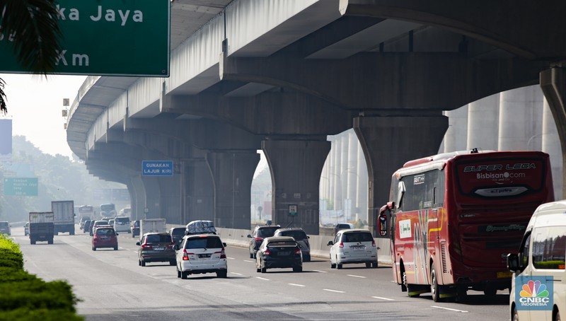Sejumlah kendaraan pemudik  melintasi ruas Tol Jakarta-Cikampek (Japek) di KM 19, Tambun, Kabupaten Bekasi, Jawa Barat, Minggu (7/4/2024). (CNBC Indonesia/Tias Budiarto)