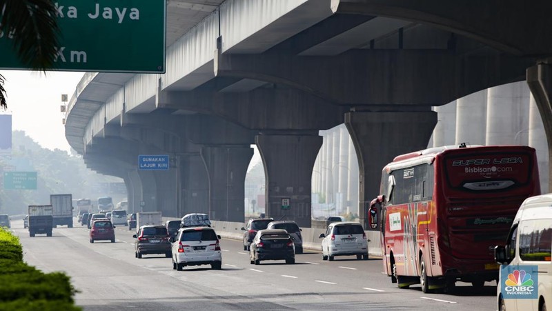 Sejumlah kendaraan pemudik  melintasi ruas Tol Jakarta-Cikampek (Japek) di KM 19, Tambun, Kabupaten Bekasi, Jawa Barat, Minggu (7/4/2024). (CNBC Indonesia/Tias Budiarto)
