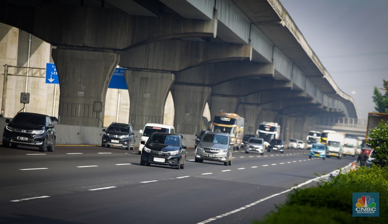 Sejumlah kendaraan pemudik  melintasi ruas Tol Jakarta-Cikampek (Japek) di KM 19, Tambun, Kabupaten Bekasi, Jawa Barat, Minggu (7/4/2024). (CNBC Indonesia/Tias Budiarto)
