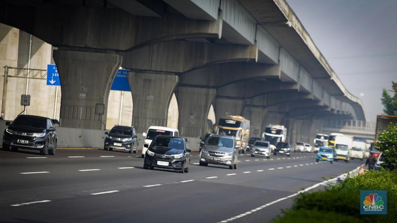 Sejumlah kendaraan pemudik  melintasi ruas Tol Jakarta-Cikampek (Japek) di KM 19, Tambun, Kabupaten Bekasi, Jawa Barat, Minggu (7/4/2024). (CNBC Indonesia/Tias Budiarto)