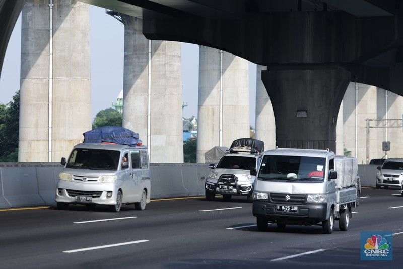 Sejumlah kendaraan pemudik  melintasi ruas Tol Jakarta-Cikampek (Japek) di KM 19, Tambun, Kabupaten Bekasi, Jawa Barat, Minggu (7/4/2024). (CNBC Indonesia/Tias Budiarto)