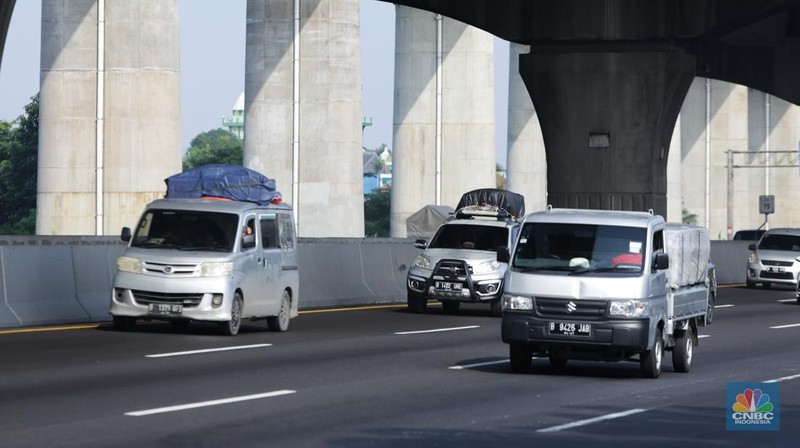 Sejumlah kendaraan pemudik  melintasi ruas Tol Jakarta-Cikampek (Japek) di KM 19, Tambun, Kabupaten Bekasi, Jawa Barat, Minggu (7/4/2024). (CNBC Indonesia/Tias Budiarto)