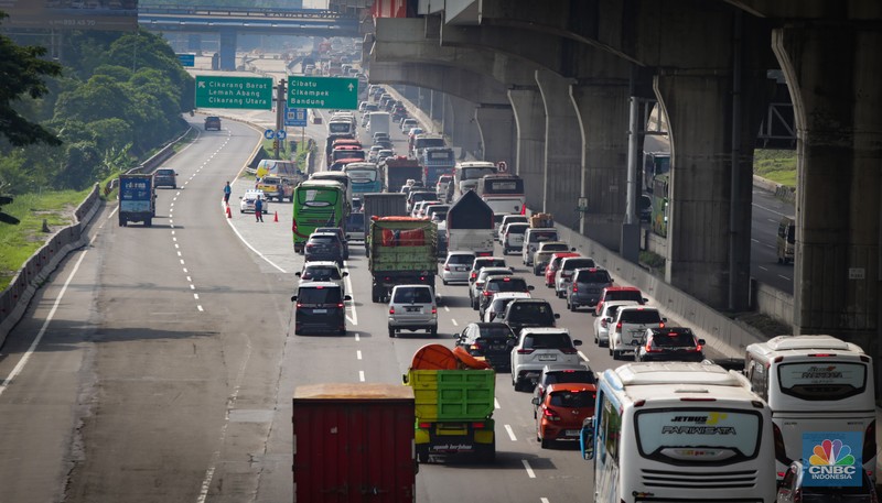 Sejumlah kendaraan pemudik melintasi ruas Tol Jakarta-Cikampek (Japek) di KM 19, Tambun, Kabupaten Bekasi, Jawa Barat, Minggu (7/4/2024). (CNBC Indonesia/Tias Budiarto) Sejumlah kendaraan pemudik melintasi ruas Tol Jakarta-Cikampek (Japek) di KM 19, Tambun, Kabupaten Bekasi, Jawa Barat, Minggu (7/4/2024). (CNBC Indonesia/Tias Budiarto)