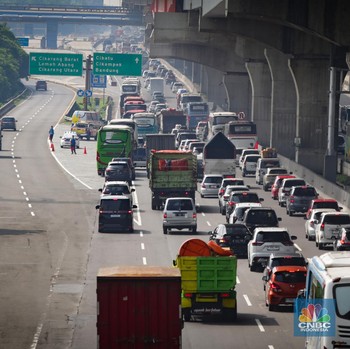 H-3 Lebaran, Potret Pemudik Tinggalkan Jakarta Lewat Tol Japek