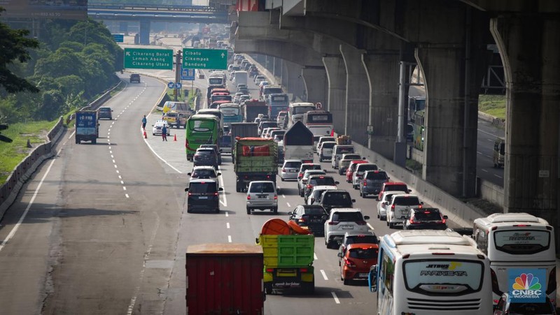 Sejumlah kendaraan pemudik  melintasi ruas Tol Jakarta-Cikampek (Japek) di KM 19, Tambun, Kabupaten Bekasi, Jawa Barat, Minggu (7/4/2024). (CNBC Indonesia/Tias Budiarto)