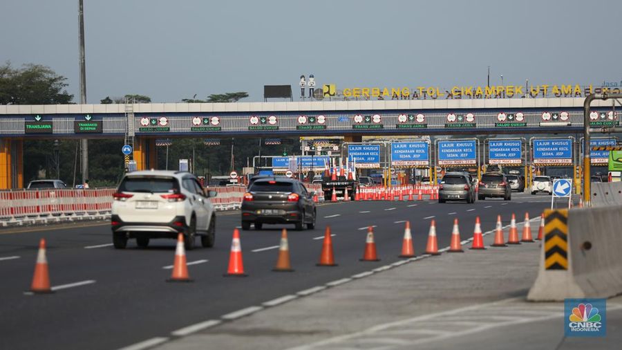 Suasana arus lalu lintas di Gerbang Tol (GT) Cikampek Utama (Cikatama), Jawa Barat terpantau ramai lancar, Minggu siang (7/4/2024). (վ/Tri Susilo)