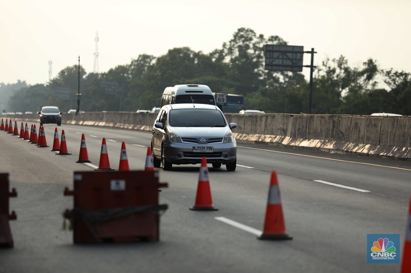Foto udara menjukkan lalu lintas di Gerbang Tol (GT) Cikampek Utama (Cikatama), Jawa Barat terpantau ramai lancar, Minggu siang (7/4/2024). (CNBC Indonesia/Tri Susilo) Foto udara menjukkan lalu lintas di Gerbang Tol (GT) Cikampek Utama (Cikatama), Jawa Barat terpantau ramai lancar, Minggu siang (7/4/2024). (CNBC Indonesia/Tri Susilo)