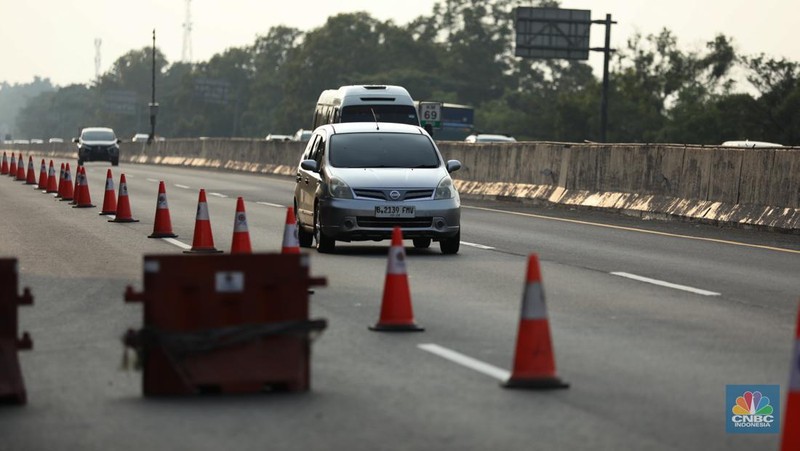 Foto udara menjukkan lalu lintas di Gerbang Tol (GT) Cikampek Utama (Cikatama), Jawa Barat terpantau ramai lancar, Minggu siang (7/4/2024). (CNBC Indonesia/Tri Susilo)
