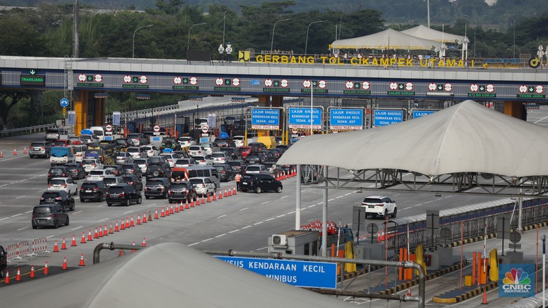 Foto udara menjukkan lalu lintas di Gerbang Tol (GT) Cikampek Utama (Cikatama), Jawa Barat terpantau ramai lancar, Minggu siang (7/4/2024). (CNBC Indonesia/Tri Susilo)